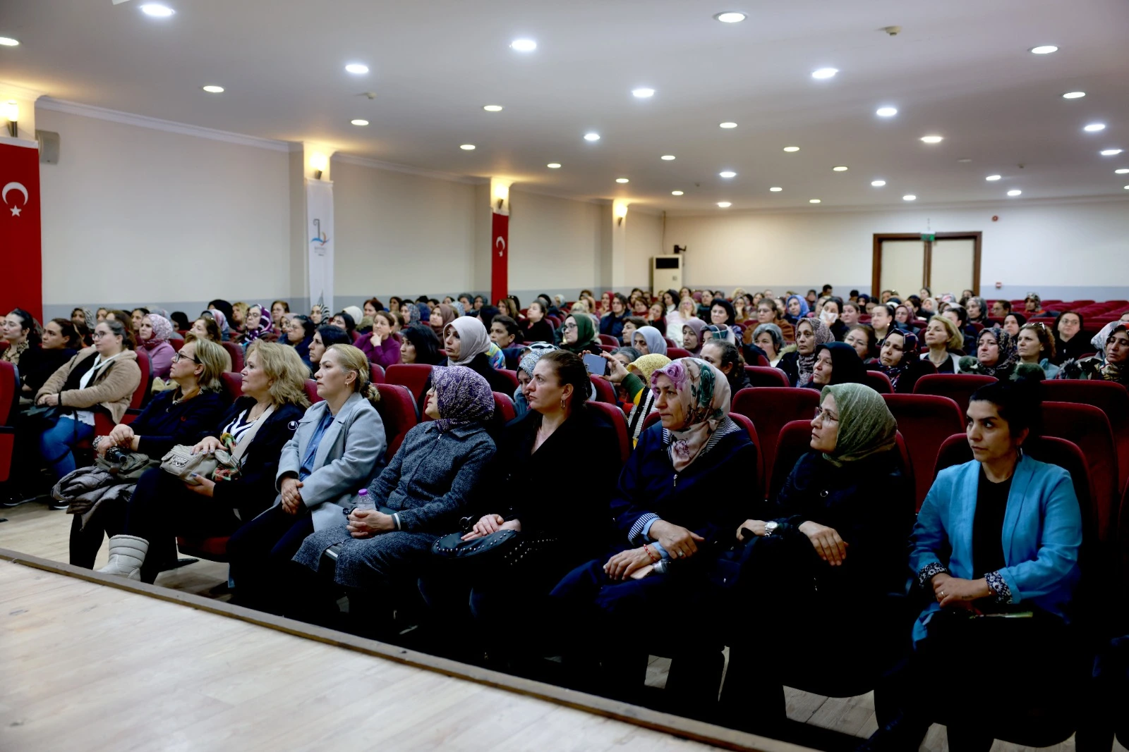 BayraklÄ±âda Madde BaÄÄ±mlÄ±lÄ±ÄÄ±na KarÅÄ± Annelerle FarkÄ±ndalÄ±k EÄitimi (2)-1775831442245.webp